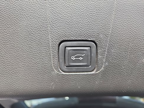 Used 2023 Chevrolet Traverse LT w/ LPO, Floor Liner Package image 40