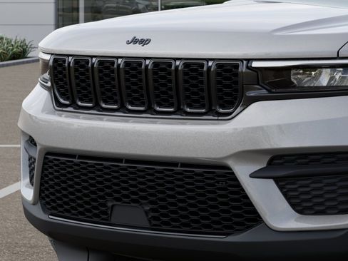 New 2025 Jeep Grand Cherokee Altitude AWD/4WD image 28