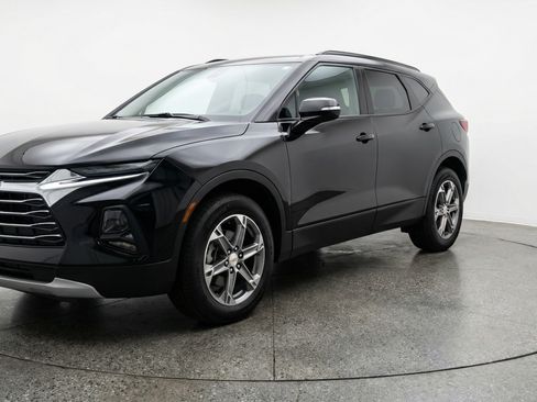 Used 2025 Chevrolet Blazer LT image 3