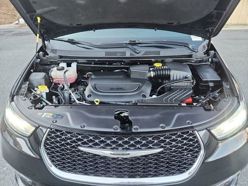 Used 2024 Chrysler Pacifica Touring-L image 20
