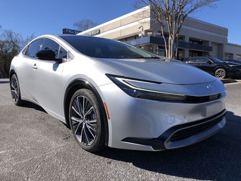 Used 2023 Toyota Prius XLE image 7