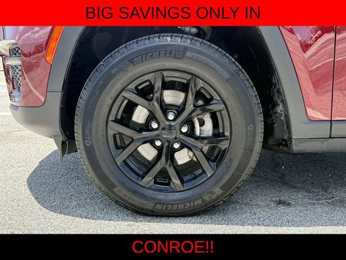Used 2025 Jeep Grand Cherokee Altitude RWD image 9