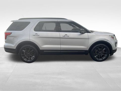 Used 2018 Ford Explorer XLT w/ Equipment Group 202A AWD/4WD image 9