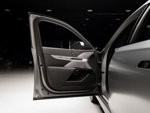 Used 2023 BMW 760i xDrive w/ Executive Package image 54