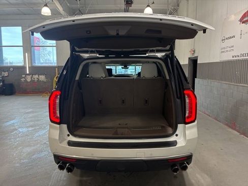 Used 2021 GMC Yukon Denali w/ Denali Premium Package image 11
