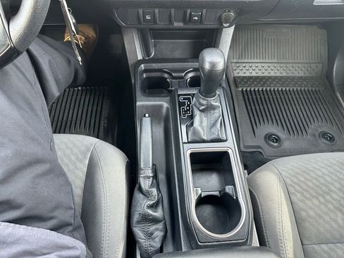 Used 2022 Toyota Tacoma SR AWD/4WD image 18