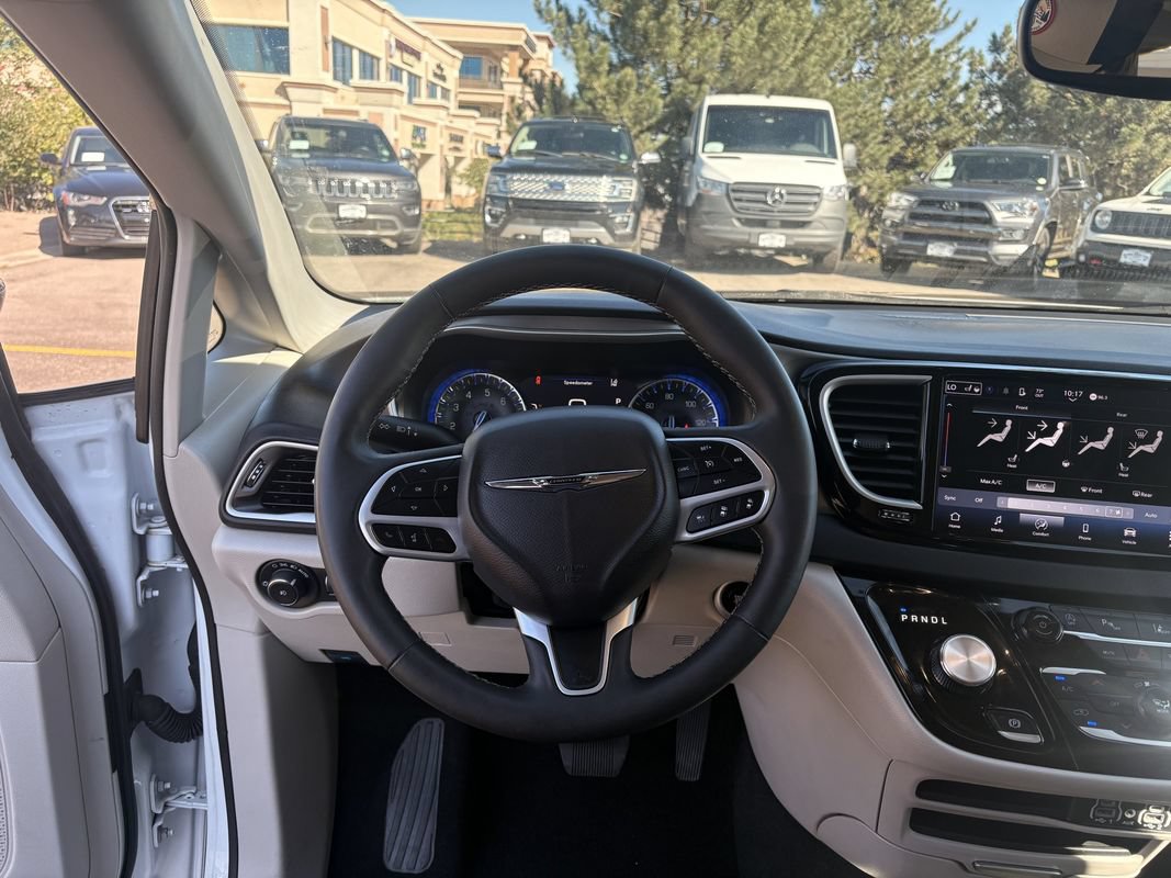 Used 2024 Chrysler Pacifica Touring-L FWD image 11