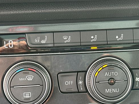 Used 2020 Volkswagen Tiguan SEL image 20