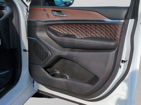 New 2025 Jeep Grand Cherokee L Summit w/ MOPAR Finishing Package AWD/4WD image 31