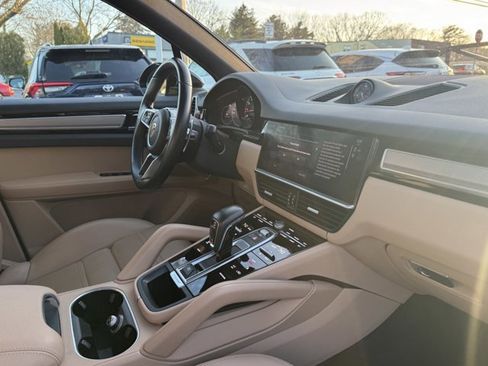 Used 2022 Porsche Cayenne Platinum Edition image 27