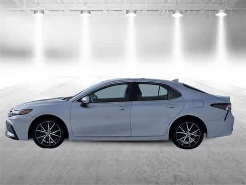 Used 2023 Toyota Camry SE image 5