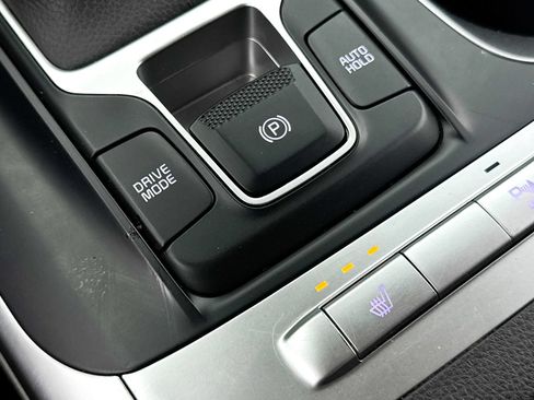 Used 2023 Kia Carnival LX FWD image 7