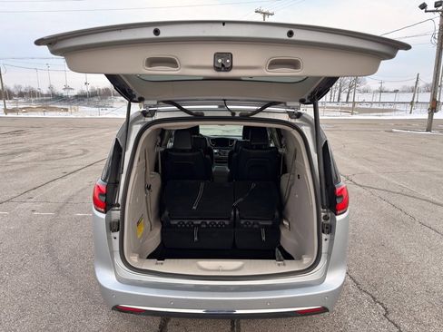 Used 2023 Chrysler Pacifica Touring-L image 41