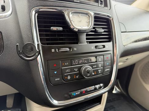 Used 2016 Chrysler Town & Country Touring-L w/ Driver Convenience Group FWD image 33
