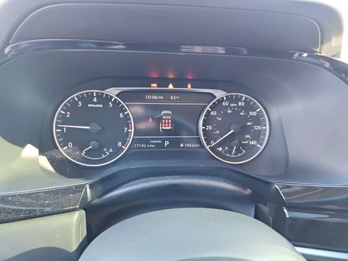 Used 2024 Nissan Pathfinder SV w/ Black Appearance Package image 9