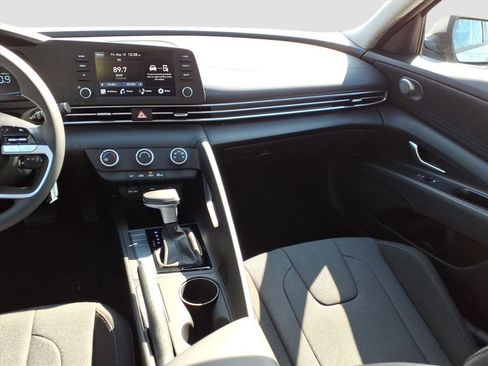 New 2025 Hyundai Elantra SE image 8
