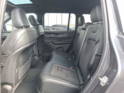 Used 2023 Jeep Grand Cherokee Altitude image 10