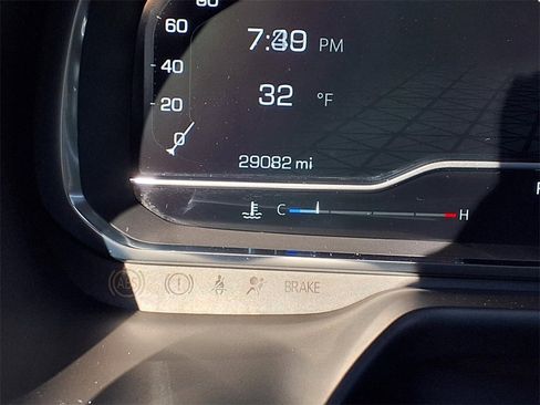 Used 2024 GMC Yukon SLT w/ SLT Luxury Package image 13