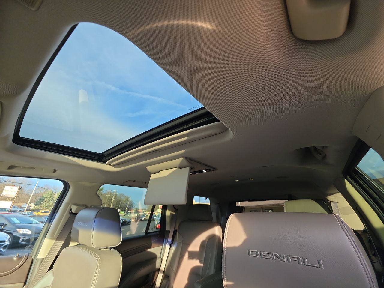 Used 2015 GMC Yukon Denali w/ Touring Package AWD/4WD image 27