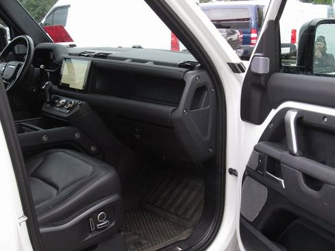 Used 2024 Land Rover Defender 130 X-Dynamic SE AWD/4WD image 17