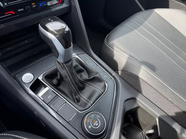Used 2024 Volkswagen Tiguan SE R-Line AWD/4WD image 18