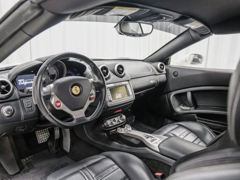 Used 2014 Ferrari California image 22