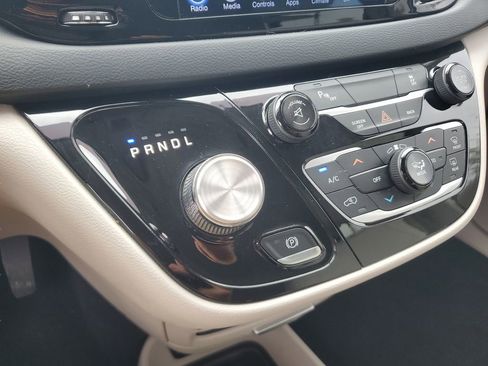 Used 2017 Chrysler Pacifica Touring-L image 18