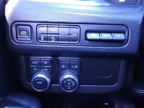 Used 2021 GMC Yukon Denali w/ Denali Premium Package image 30