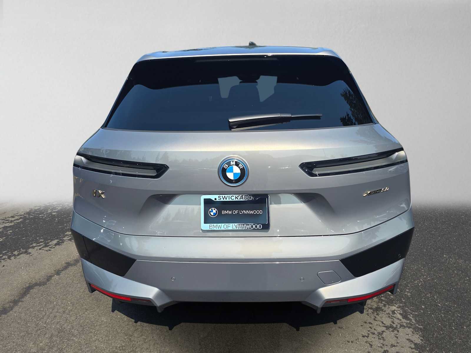 Used 2024 BMW iX xDrive50 w/ Premium Package AWD/4WD image 4