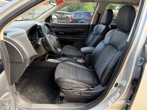 Used 2019 Mitsubishi Outlander SE FWD image 9