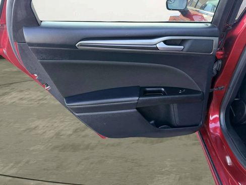 Used 2017 Ford Fusion SE w/ Equipment Group 201A FWD image 19
