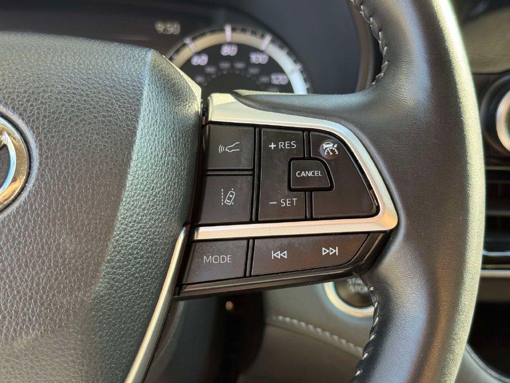 Used 2025 Toyota Highlander LE FWD image 31