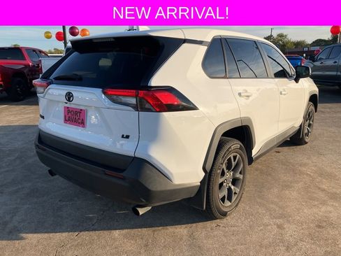 Used 2022 Toyota RAV4 LE image 7