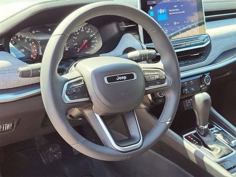 Used 2024 Jeep Compass Latitude image 11