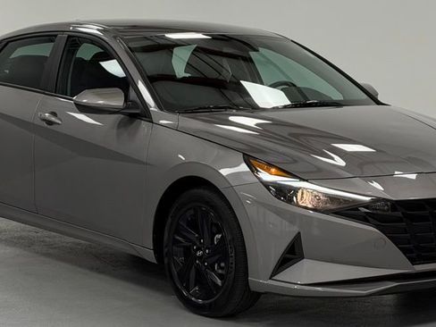 Used 2023 Hyundai Elantra SEL w/ Preferred Accessory Package FWD image 6