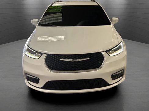 Used 2021 Chrysler Pacifica Touring-L FWD image 2