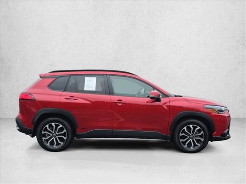 Used 2024 Toyota Corolla Cross SE image 3