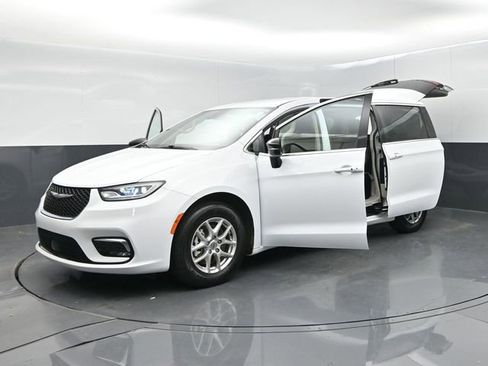 Used 2024 Chrysler Pacifica Touring-L FWD image 61