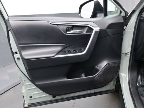 Used 2021 Toyota RAV4 XLE w/ Convenience Package image 9