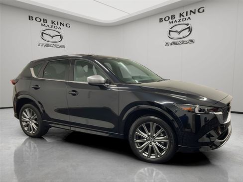 Used 2025 Chevrolet Traverse RS FWD image 7