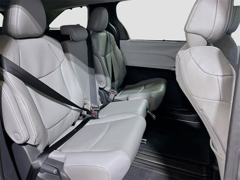 New 2026 Toyota Sienna XLE image 28