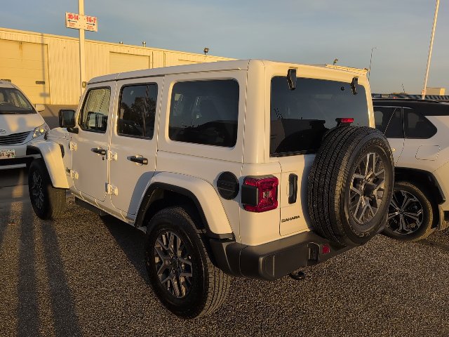 Used 2026 Jeep Wrangler Unlimited Sahara AWD/4WD image 2
