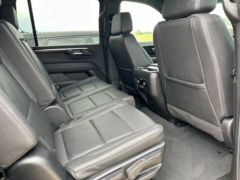 Used 2025 Chevrolet Suburban Z71 AWD/4WD image 4