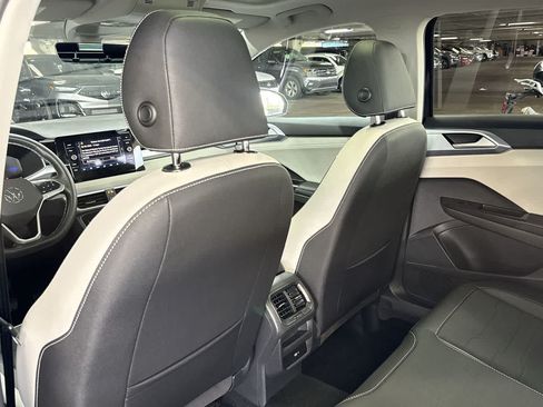 Used 2025 Volkswagen Taos SE w/ Panoramic Sunroof Package FWD image 22