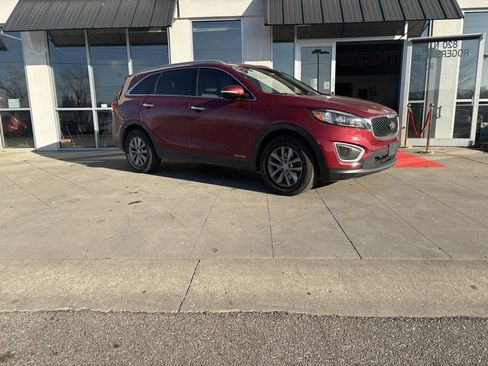 Used 2017 Kia Sorento LX image 2