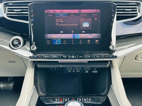 Used 2022 Jeep Wagoneer Series III w/ Premium Group I AWD/4WD image 27