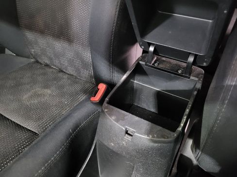 Used 2010 Pontiac Vibe Base image 24