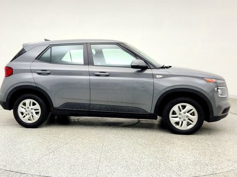 Used 2021 Hyundai Venue SE FWD image 4