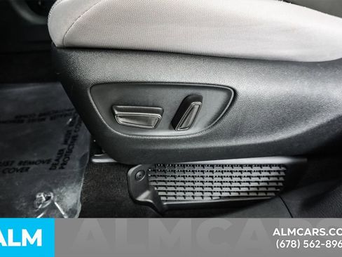 Used 2026 Toyota Sienna LE FWD image 33