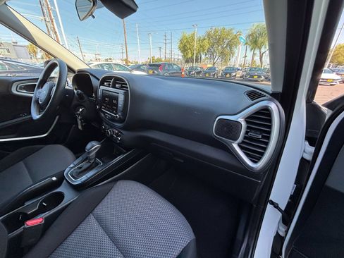 Used 2025 Kia Soul LX w/ LX Technology Package FWD image 34